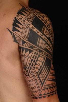  Tatouage maori, polynésien sur l'épaule et le haut du bras